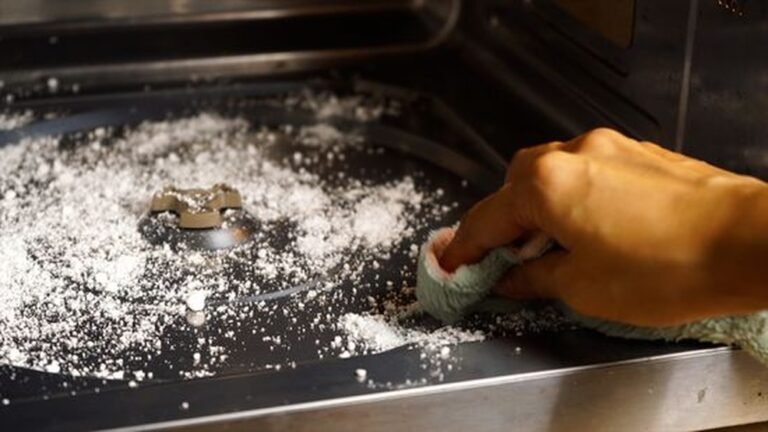 How to Deodorize Microwave With Baking Soda