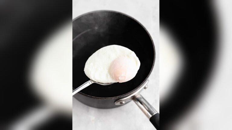 How to Cook Poached Eggs in a Saucepan