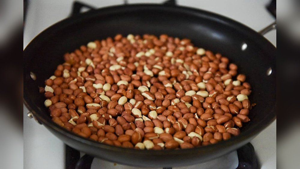 How to Roast Peanuts in a Pan