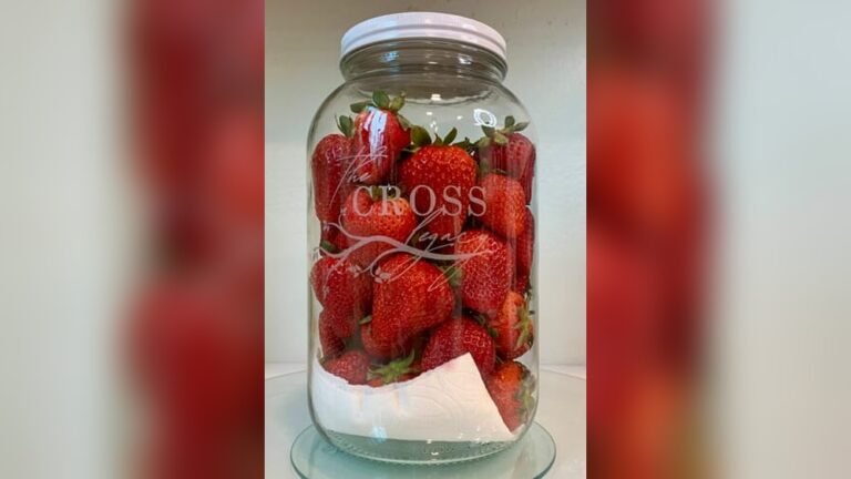 How to Store Strawberries in a Mason Jar​