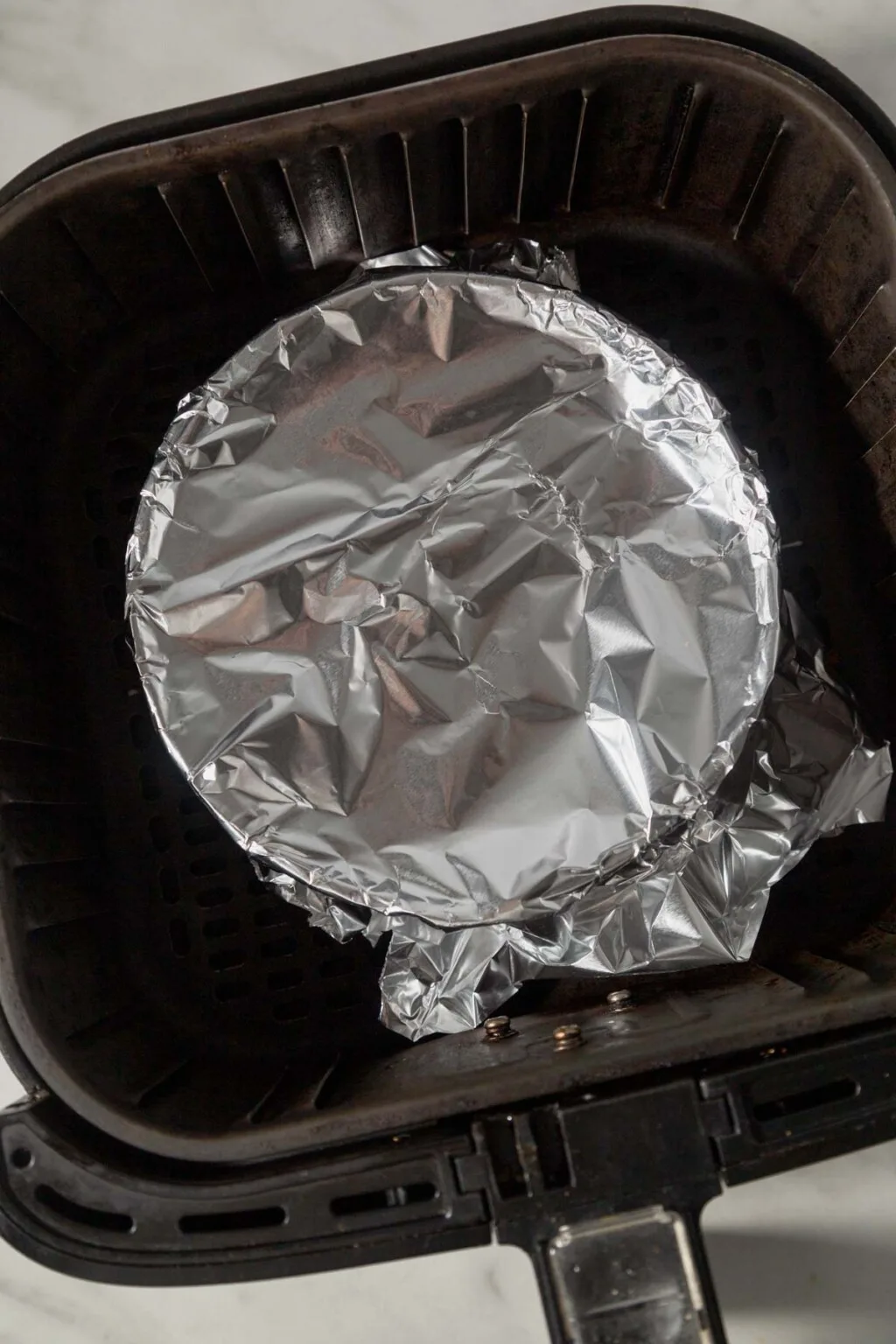 can you put tin foil in an air fryer