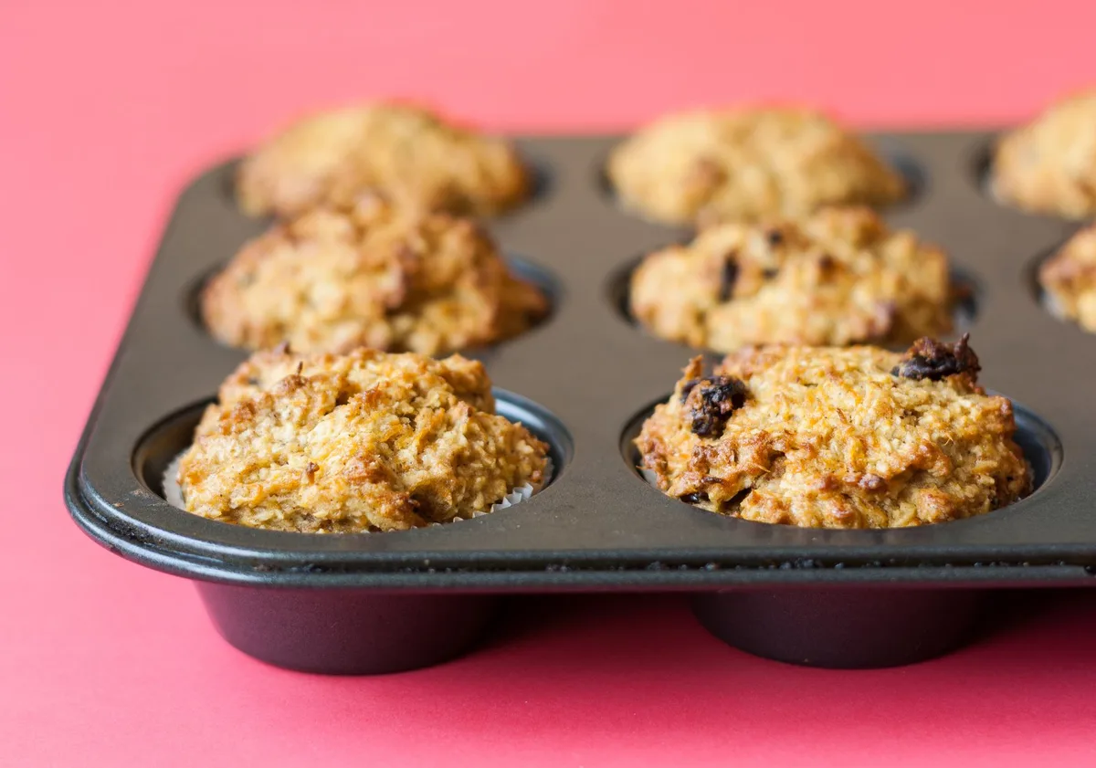 silicone vs metal muffin pan browning